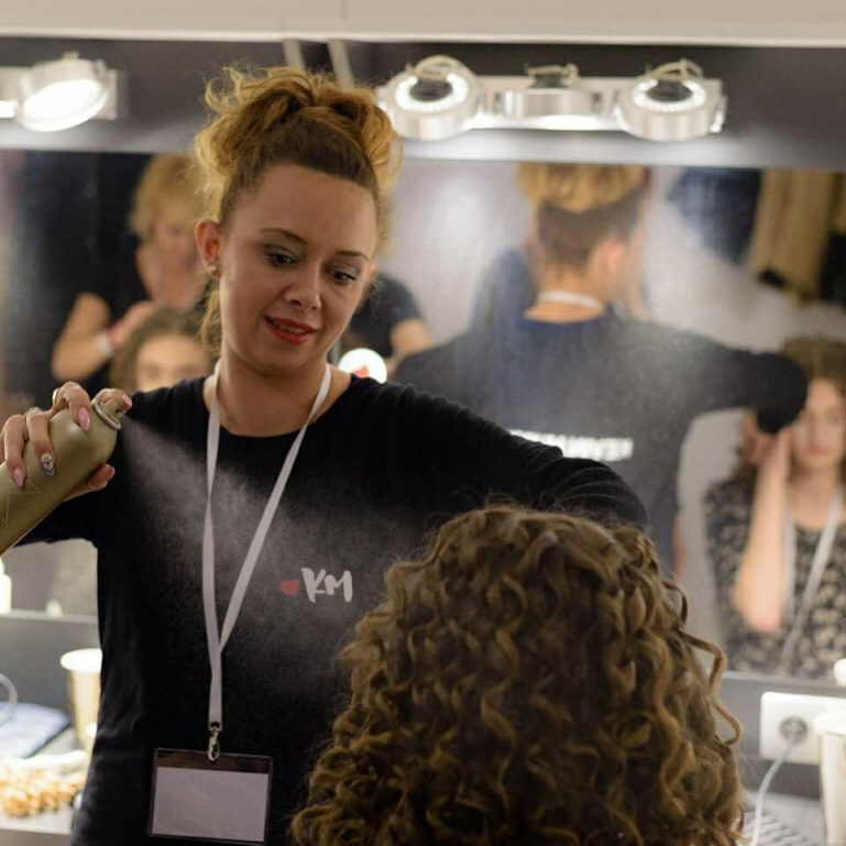 Ewelina Narloch podczas układania fryzury za kulisami pokazu Apartu